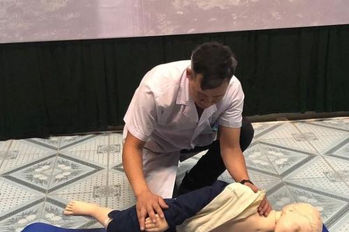 Cứu người bị đuối nước bằng cách vác xốc lên, dốc ngược xuống… là sai lầm nghiêm trọng
