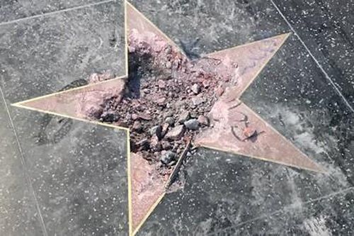 Ngôi sao trên Đại lộ Danh vọng Hollywood của ông Trump bị phá nát