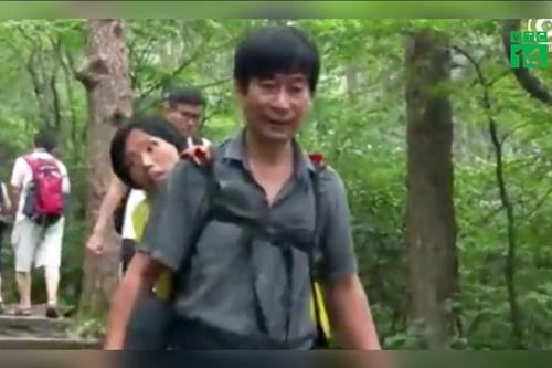 Ngôn tình giữa đời thực: Chồng cõng vợ bị liệt đi du lịch khắp đất nước