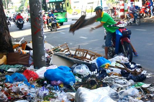 Đường Sài Gòn ngập rác, bốc mùi hôi thối