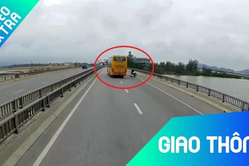 Ôtô đánh lái tránh xe máy tự ngã ra đường như trong phim