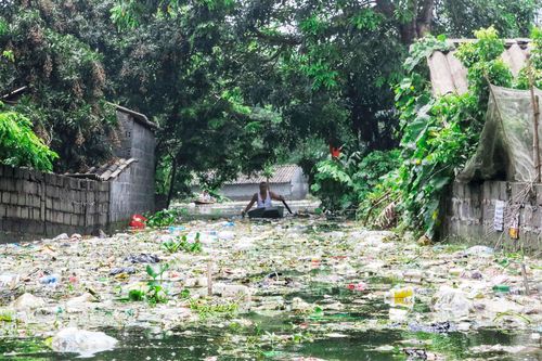 Người dân ngoại thành Hà Nội chật vật với rác sau mưa lũ