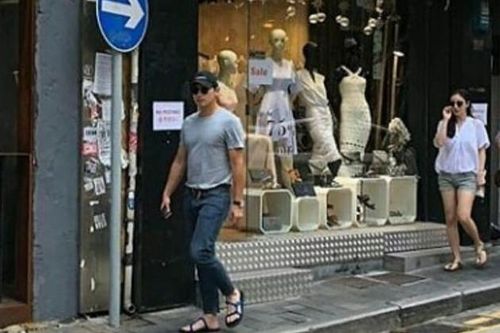 Kim Tae Hee giữ khoảng cách khi theo Bi Rain tới Hong Kong