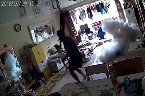 Hãi hùng cảnh xe điện phát nổ dữ dội khi đang cắm sạc
