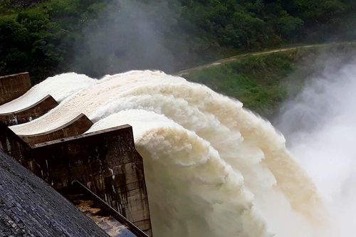 Dân đứng xem thủy điện lớn nhất Bắc Trung Bộ xả lũ