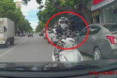 Clip: Nữ 'ninja' dừng xe ở làn ngược chiều, nghênh ngang đối đầu ô tô