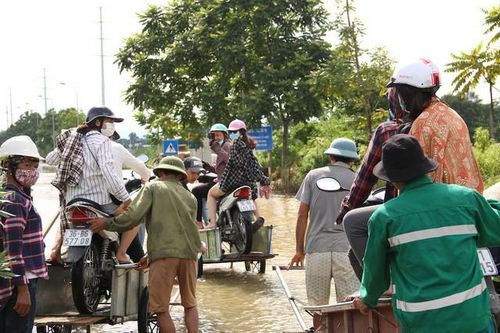 Kiếm bộn từ dịch vụ 'cõng' xe máy qua đường ngập ở Hà Nội