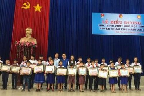 Châu Phú biểu dương 130 học sinh vượt khó, học giỏi