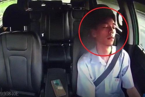 Clip: Hoảng hồn tài xế ngủ gật suốt 1 phút khi ô tô đang vun vút chạy