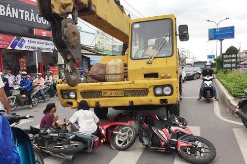 Xe cứu hộ cuốn hàng loạt xe máy vào gầm, bé trai 6 tuổi tử vong