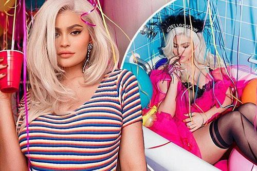 Em út nhà Kardashian chụp hình nội y chỉ 3 tuần sau sinh