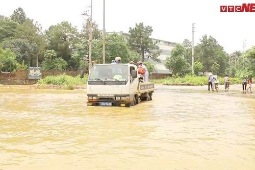 Clip: CSGT Hà Nội dùng xe thùng chở dân và phương tiện 'bơi' qua chỗ ngập