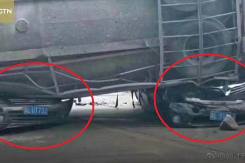 Clip: Xe bồn lật đè nát 2 ô tô con, 9 người chết thảm