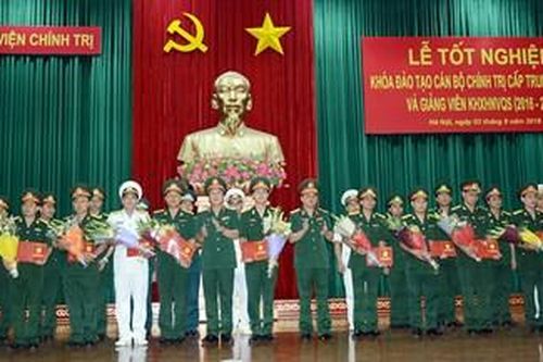 Hơn 400 học viên tốt nghiệp khóa đào tạo cán bộ chính trị cấp trung, sư đoàn và giảng viên