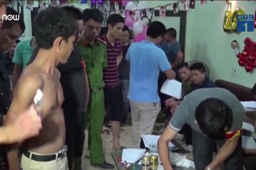 Clip: Bắt 50 nam thanh nữ tú phê ma túy tập thể ở Thái Bình