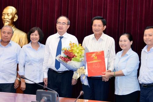 Bí thư Thành ủy TPHCM trao quyết định cán bộ ở Ban Tổ chức Thành ủy