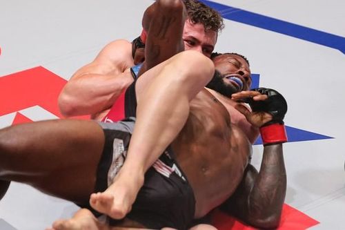 Cựu võ sỹ UFC bất tỉnh vì đòn siết cực hiểm