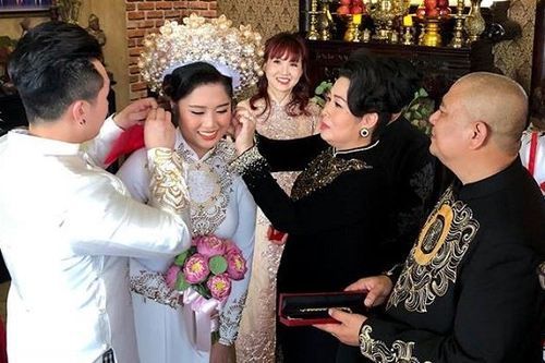 NSND Hồng Vân - Tuấn Anh xúc động tổ chức lễ cưới cho con gái tại Việt Nam
