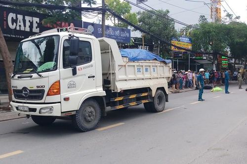 Người đàn ông chết thảm dưới bánh xe ben