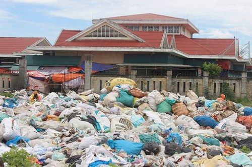 Người dân khốn khổ vì bãi tập kết rác quá tải gây ô nhiễm