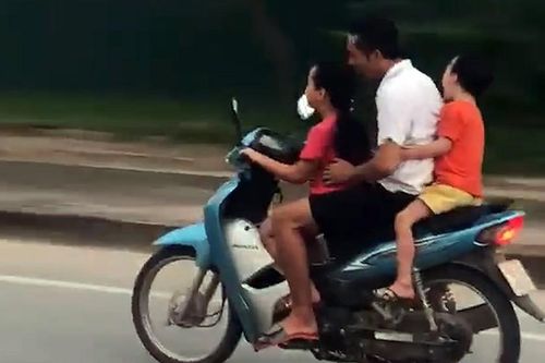 Sốc với bé gái điều khiển xe máy 'kẹp 3' phi như bay trên đường