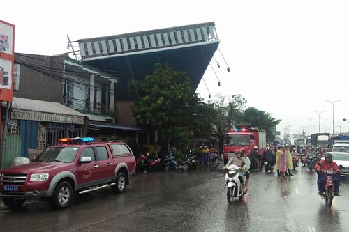 Bảng quảng cáo đổ sập đè nhà dân, 1 người chết, 1 người bị thương