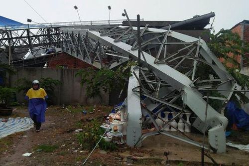 Biển quảng cáo 'khủng' đè nhiều nhà dân ở Sài Gòn