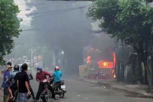 TP.HCM: Cháy bãi giữ xe ở quận Tân Bình, 3 ô tô bị thiêu rụi