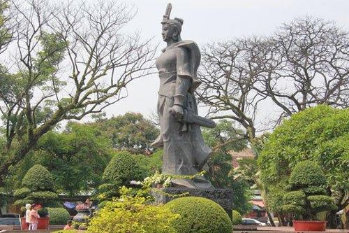 Cận cảnh những cây muồng trăm tuổi bỗng dưng chết khô bên tượng đài Nữ tướng Lê Chân ở Hải Phòng