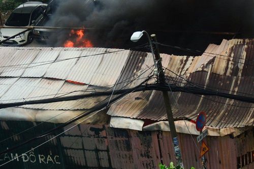 Cận cảnh bãi xe gần sân bay Tân Sơn Nhất bốc cháy ngùn ngụt, nhiều ô tô bị thiêu rụi