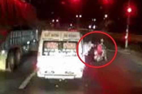 Clip: Nhân viên nhà xe đánh người đi xe máy chở trẻ nhỏ ngã lăn ra đường