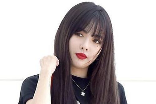 HyunA ăn mặc kín đáo, thành viên Twice giản dị tại sân bay