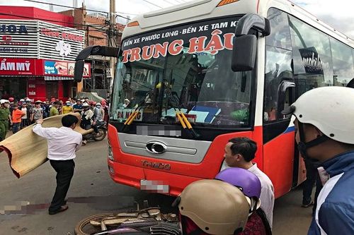 Người thân khóc ngất bên thi thể cụ ông 74 tuổi bị xe khách tông chết thảm