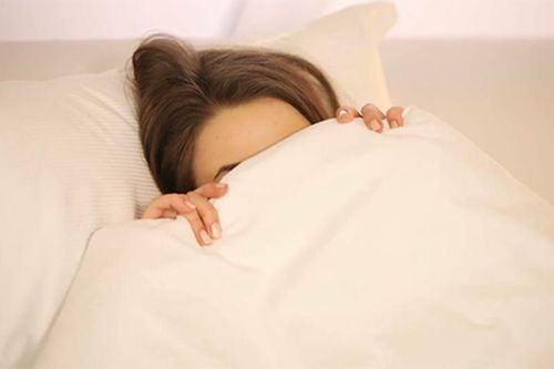 Trùm chăn kín đi ngủ - Thói quen gây hậu quả nghiêm trọng