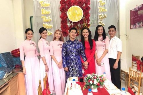 Tuyết Lan hạnh phúc trong lễ ăn hỏi với bạn trai doanh nhân