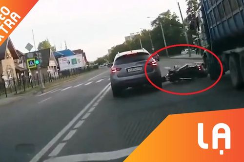 Tài xế bẻ lái cứu người ngã ra đường như trong phim