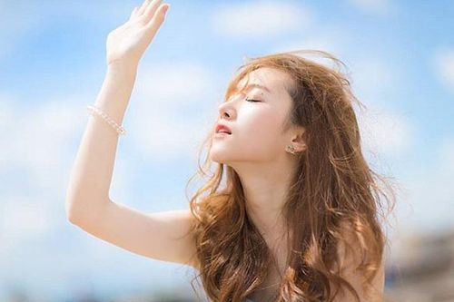 Xuất hiện viên uống giúp chống nắng khiến chị em thắc mắc, bác sĩ da liễu nói gì?