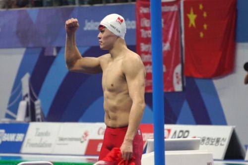 Sun Yang trèo lên khán đài ăn mừng sau khi giành huy chương vàng ASIAD