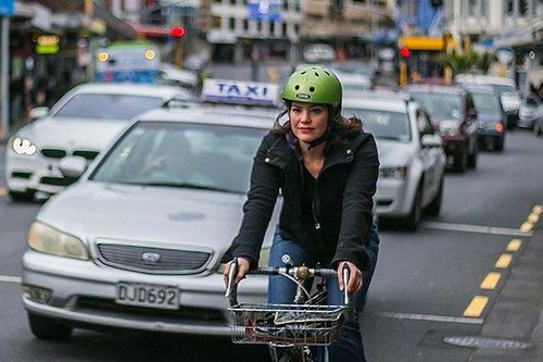 Nữ bộ trưởng New Zealand tự đạp xe đến bệnh viện sinh con