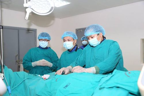 Cứu sống người đàn ông hẹp động mạch cảnh nguy hiểm
