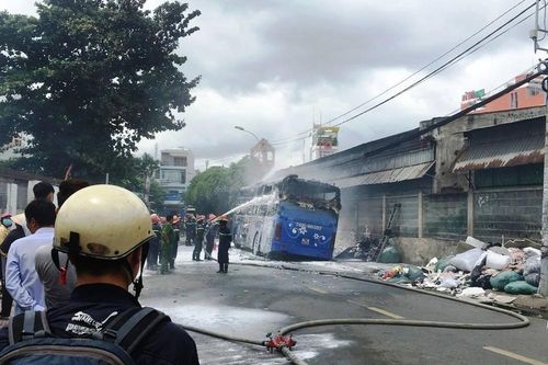 Xe khách cháy trơ khung khi đang đậu ở TPHCM