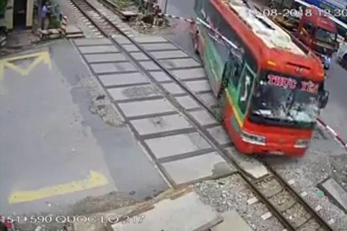 Tài xế xe khách phóng nhanh, đâm rào chắn đường sắt xuyên ô tô