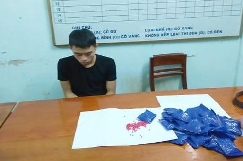Thanh niên '2k' giấu 8.000 viên ma túy trong mũ bảo hiểm