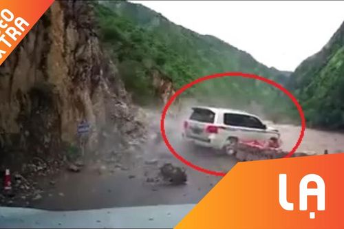 Ngọn núi bất ngờ đổ sập ngay trước đầu ôtô ở Trung Quốc