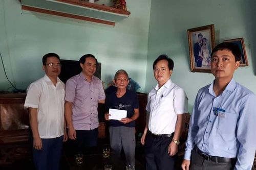 Thăm hỏi và trao quà người dân bị ngập lụt ở Con Cuông