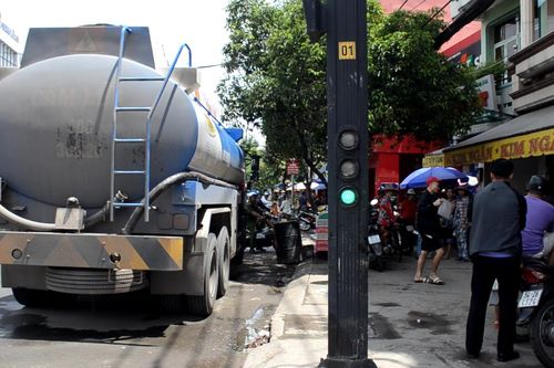 2 học sinh bị xe bồn cán chết thương tâm ở TP.HCM