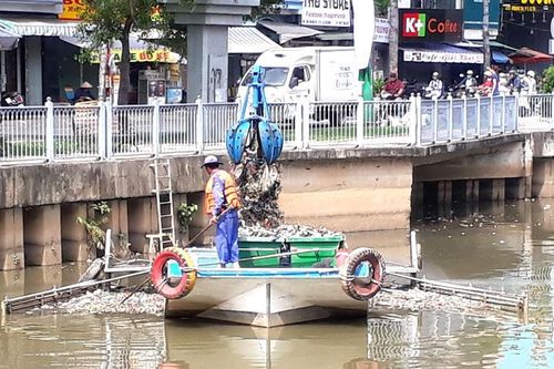 Lặng thầm dọn rác dưới kênh