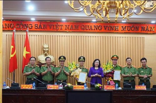 Công an Hà Nội công bố quyết định, chế độ hưu trí đối với 2 đồng chí Phó Giám đốc