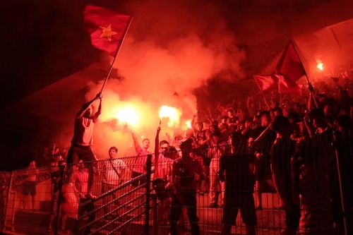 SVĐ Hàng Đẫy 'nổ tung' sau bàn thắng của Văn Toàn