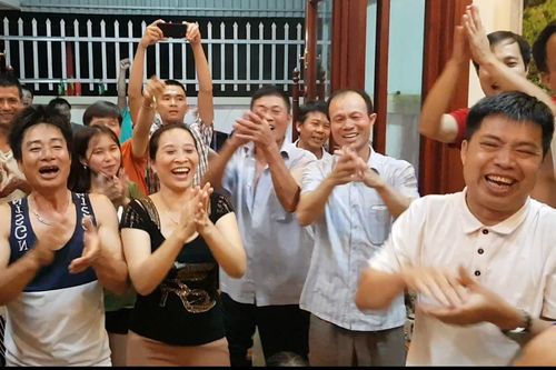 Bố Văn Toàn: 'Tôi xúc động đến nghẹn lời, rơi nước mắt vì con'